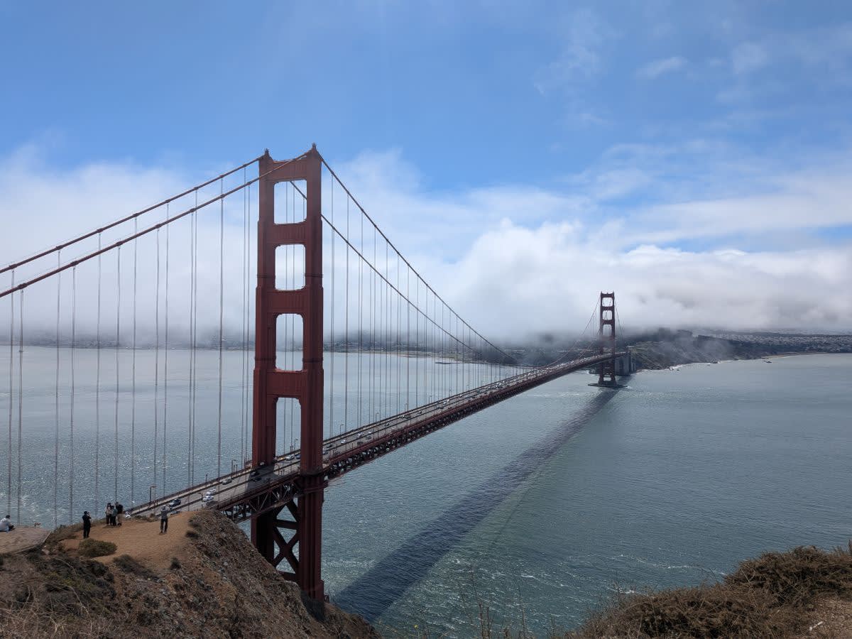 Golden Bridge s mlhou