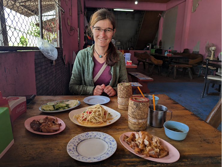 Tradiční oběd s papájovým salátem Tradiční oběd s papájovým salátem