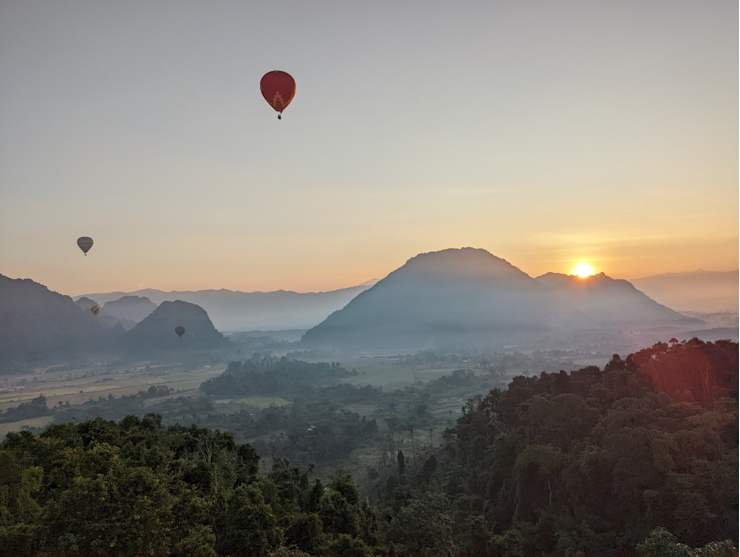 Východ slunce nad Vang Viengem Východ slunce nad Vang Viengem