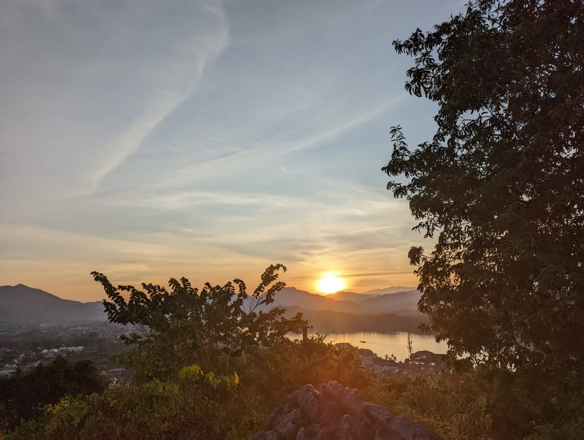Západ slunce z Phousi Hill (ten dav turistů v zádech)