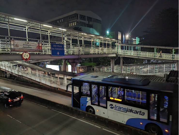 Spleť nadchodů k městské dopravě Spleť nadchodů k městské dopravě