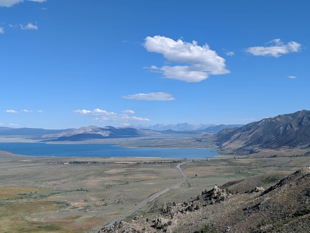 Pohled na Mono lake po cestě z Bodie
