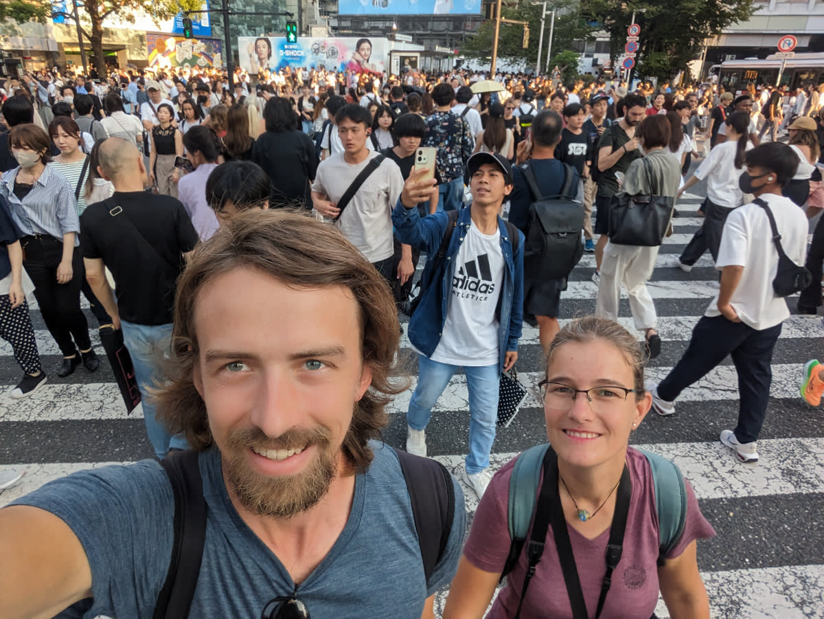 Místní se proplétají mezi fotícími se turisty 