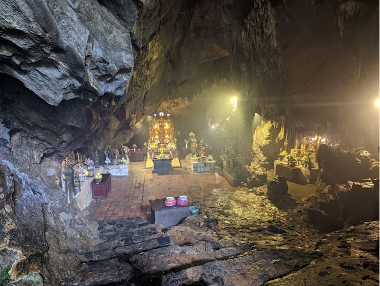 Omamně vonící chrám Chua Huong Omamně vonící chrám Chua Huong