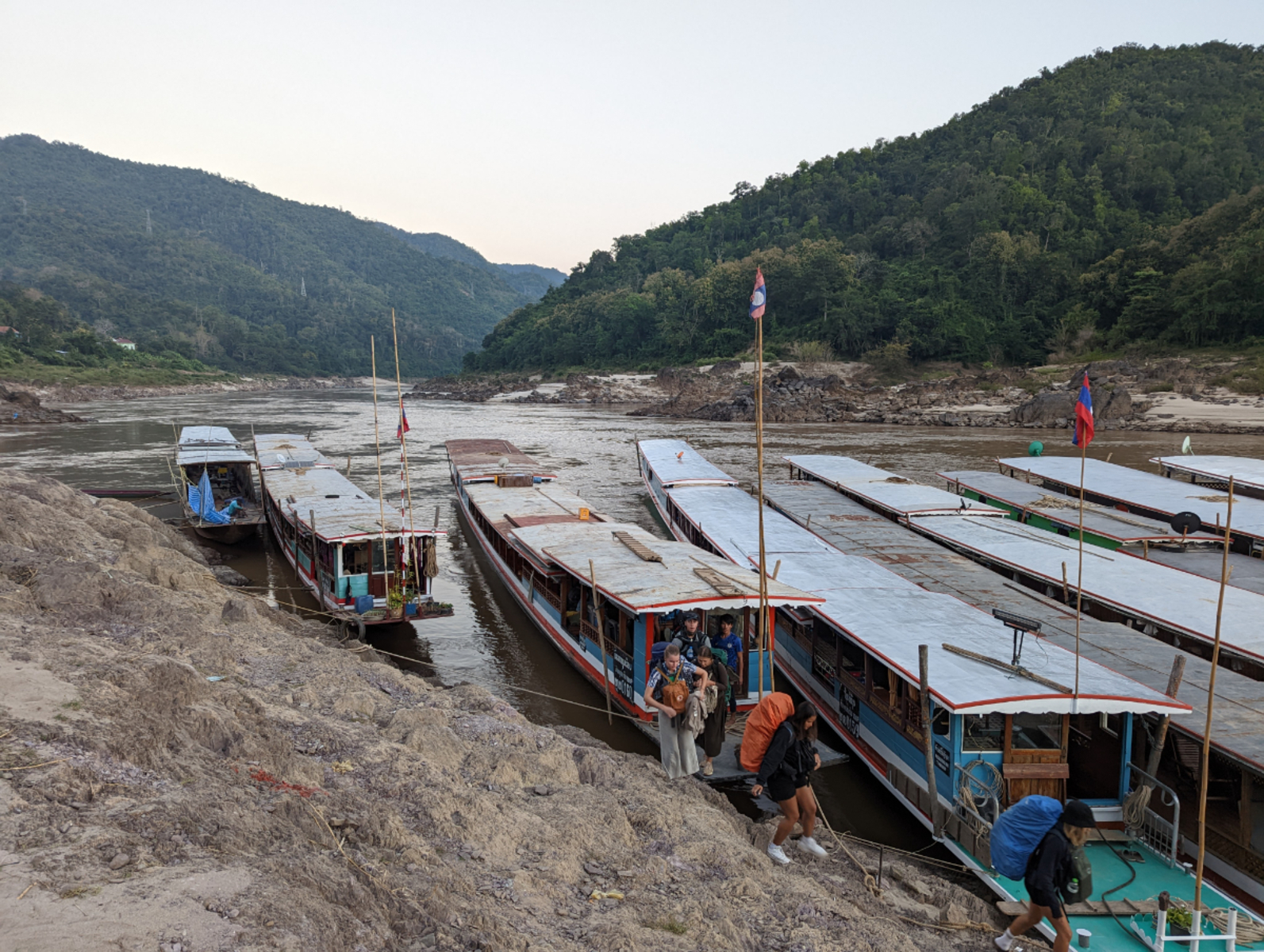 Proplujeme po Mekongu k hranici? Proplujeme po Mekongu k hranici?