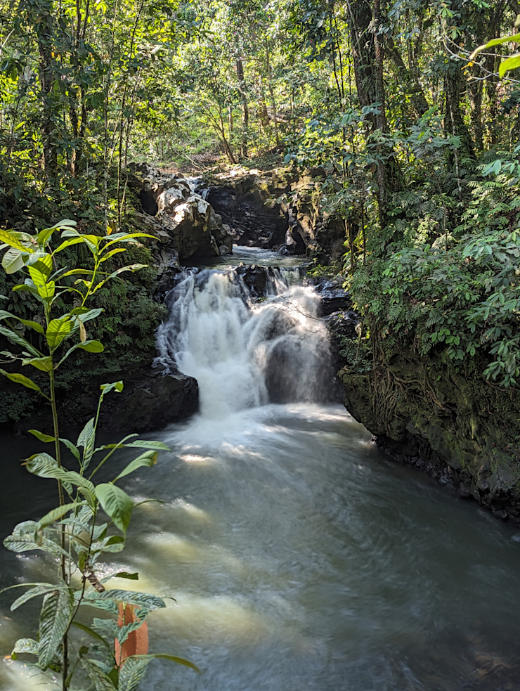 Vodopád nedaleko kempu (Table waterfall)