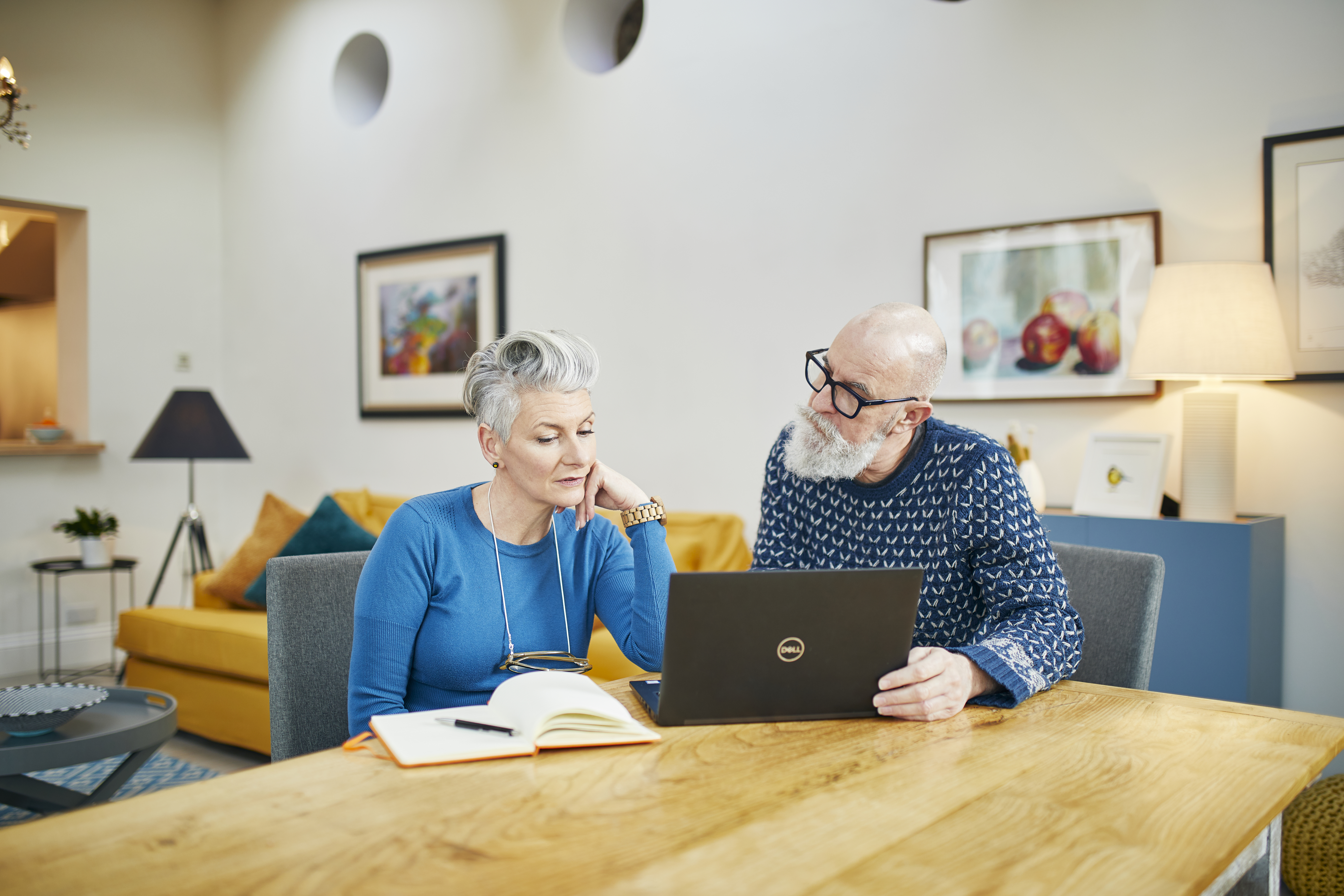 Funeralcare tea in hands 0102
