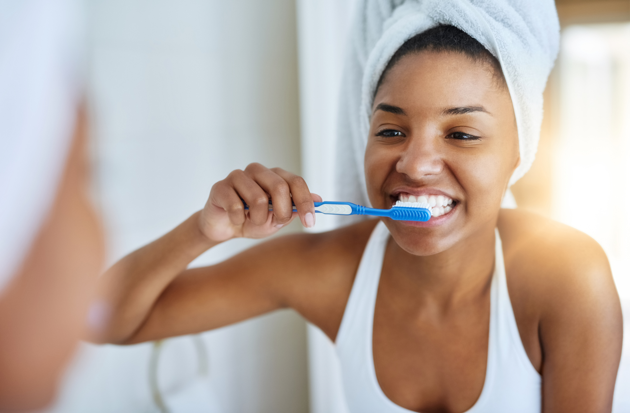 Mujer que se cepilla los dientes