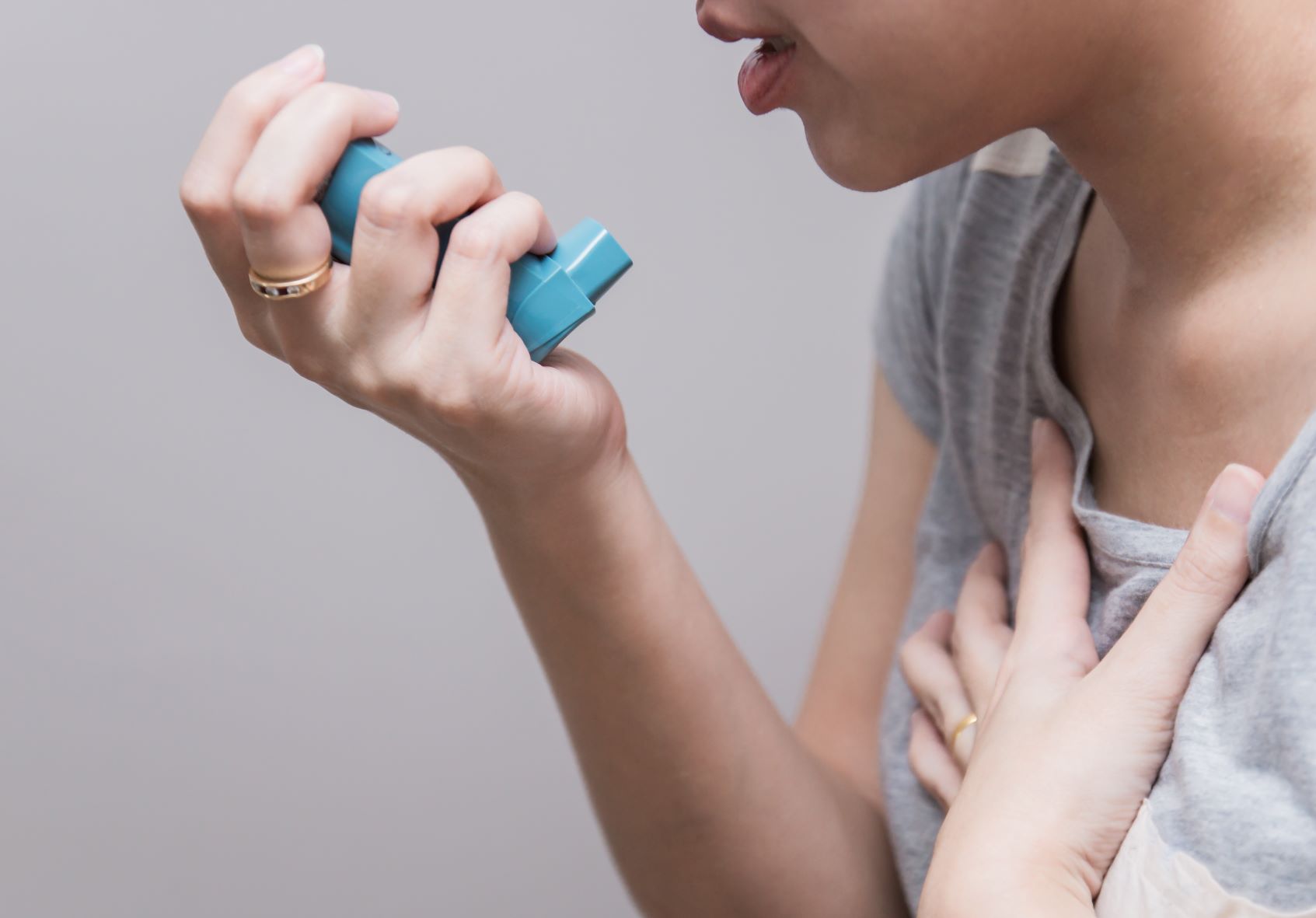 哮喘攻击者 - 伴随着吸入器