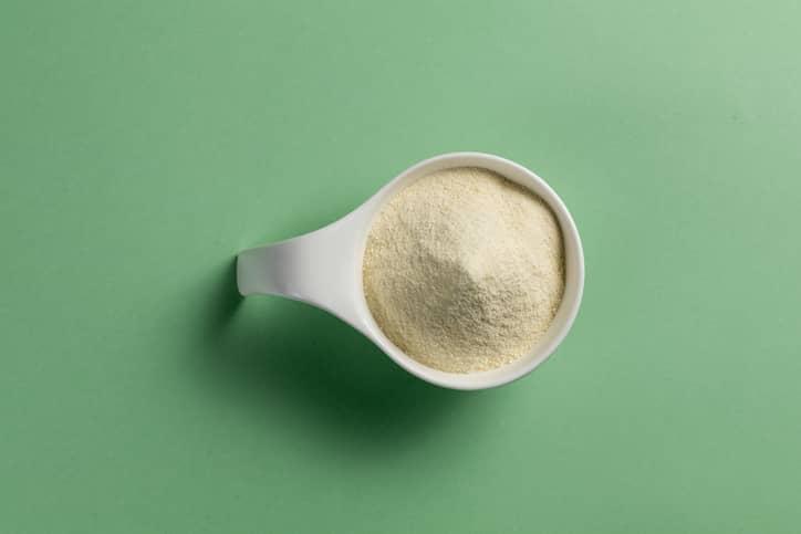 乳清蛋白粉运动健美补充剂。