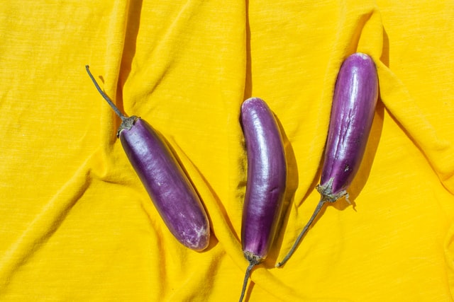 3张黄纸上的紫色aubergines