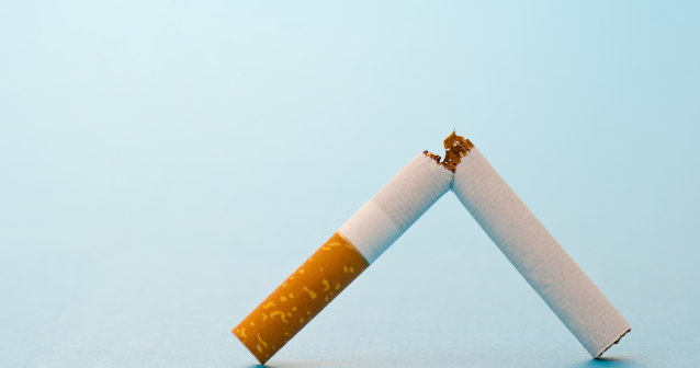 断成两半的香烟表示正在戒烟
