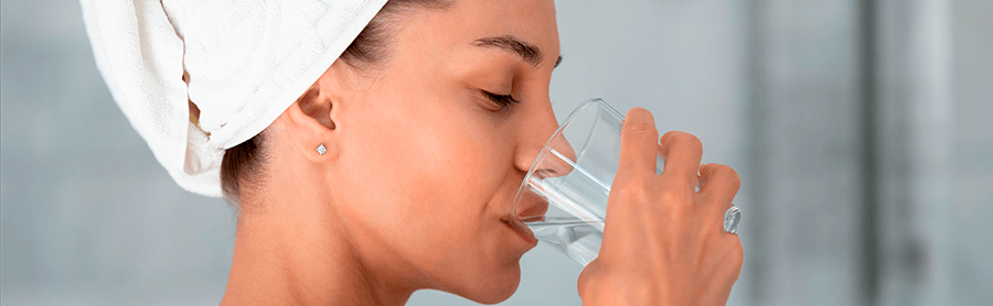 Mujer bebiendo agua