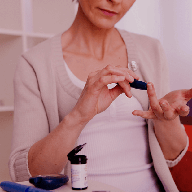 Mujer midiendo glucosa