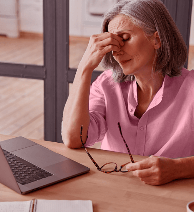 Mujer con dolor de cabeza en la oficina