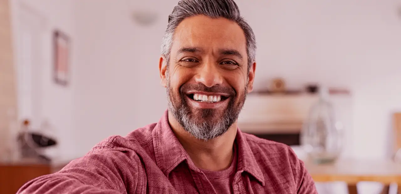 Hombre sonriendo tomandose una selfie