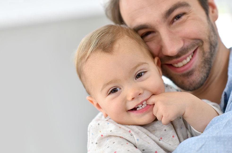 papa cargando bebe