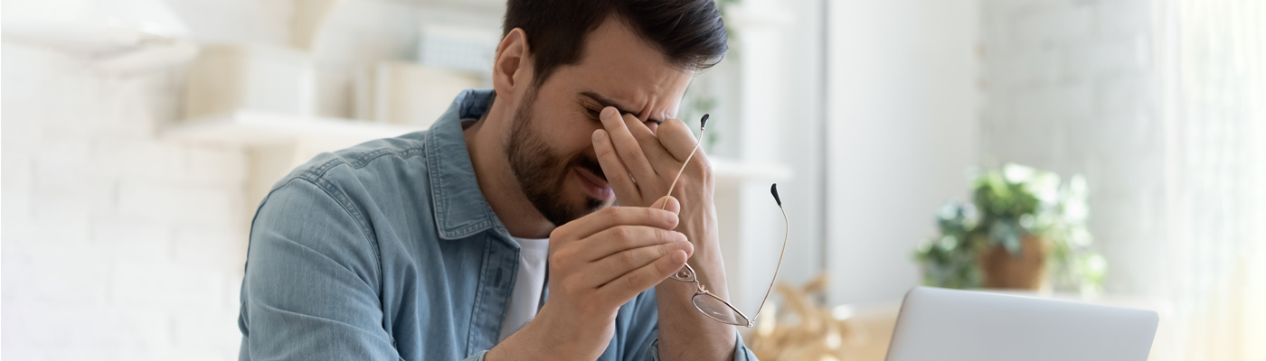 HOMBRE CON DOLOR DE CABEZA