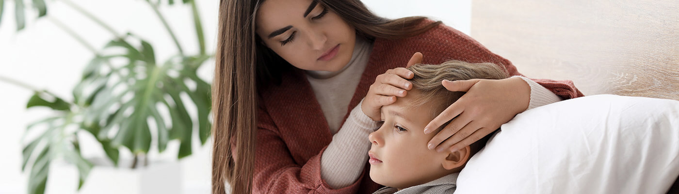 MAMÁ REVISANDO TEMPERATURA DE SU HIJO