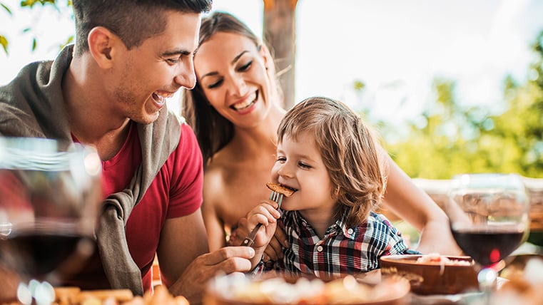 Familia comiendo