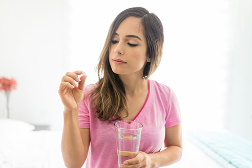 Mujer tomando medicina