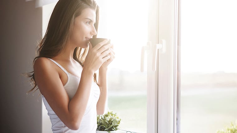 Mujer mirando al horizonte