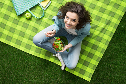 Mujer comiendo ensalada