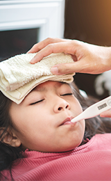 NIÑA RESFRESCANDO LA FIEBRE