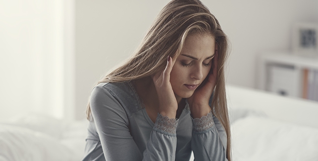 MUJER CON DOLOR DE CABEZA