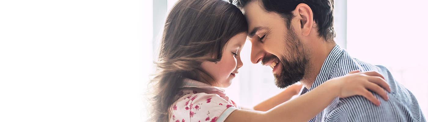 PAPÁ E HIJA ABRAZADOS