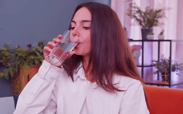 Mujer tomando agua