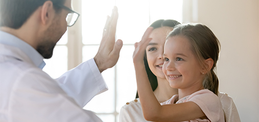 MAMÁ E HIJA EN CONSULTA MÉDICA