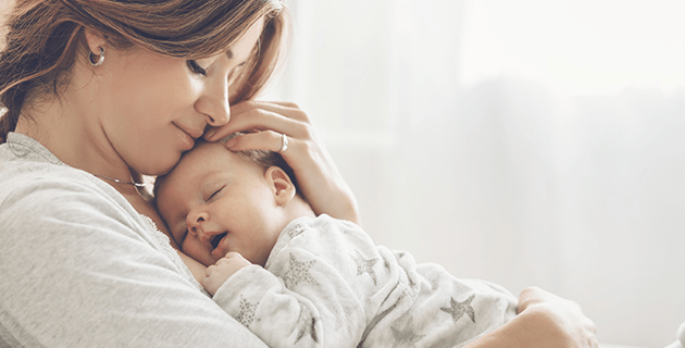 MAMÁ Y BEBÉ ABRAZADOS