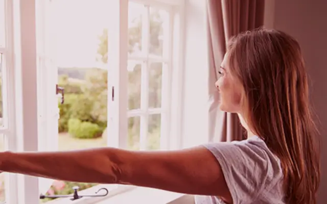 Mujer abriendo la ventana