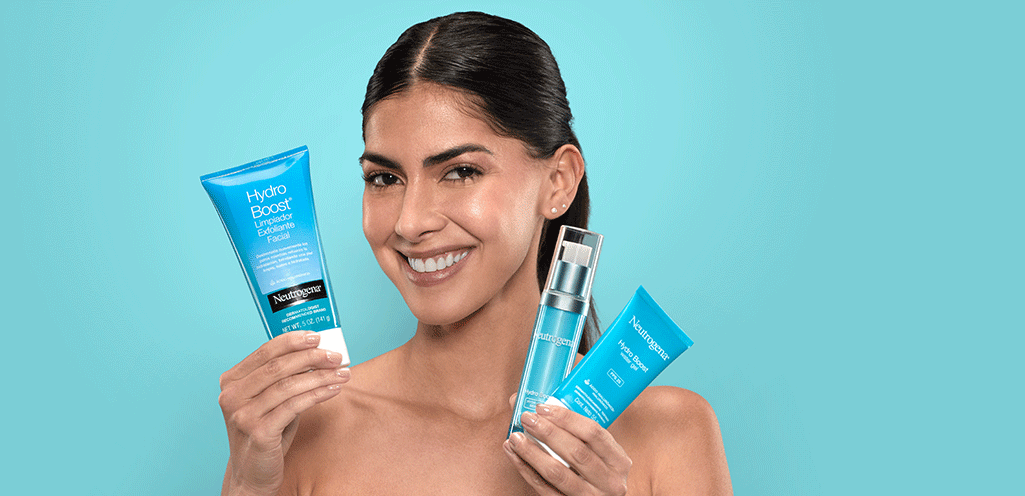 Modelo sosteniendo productos neutrogena