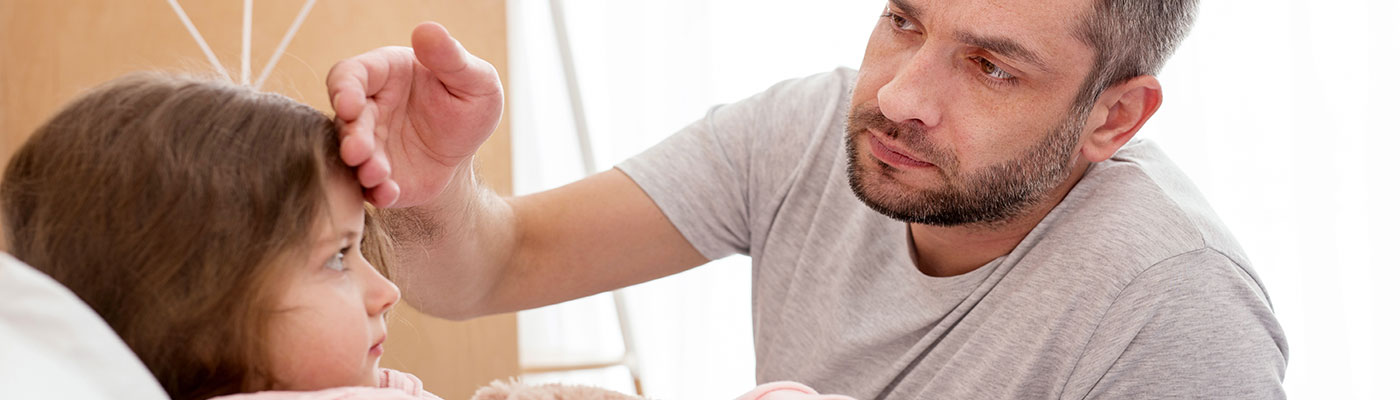 PAPÁ REVISANDO LA TEMPERATURA DE SU HIJA