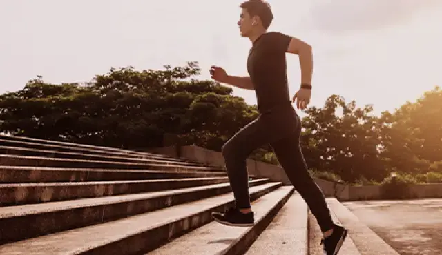 Persona corriendo por las escaleras de un parque