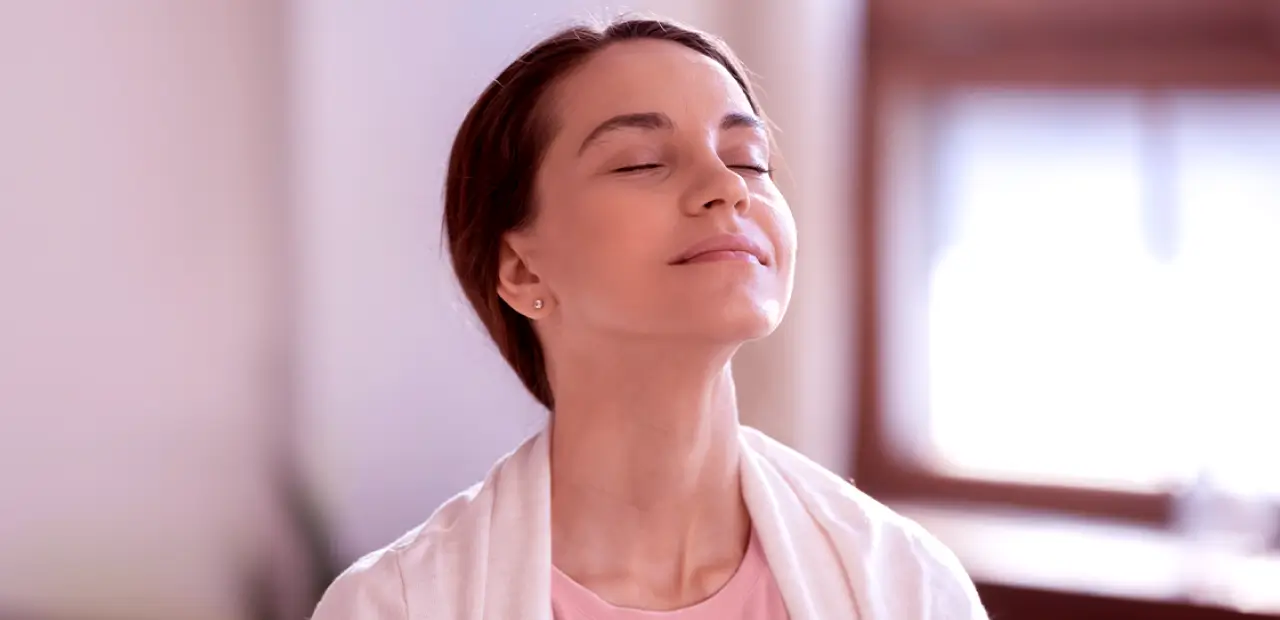 Mujer sonriendo en casa