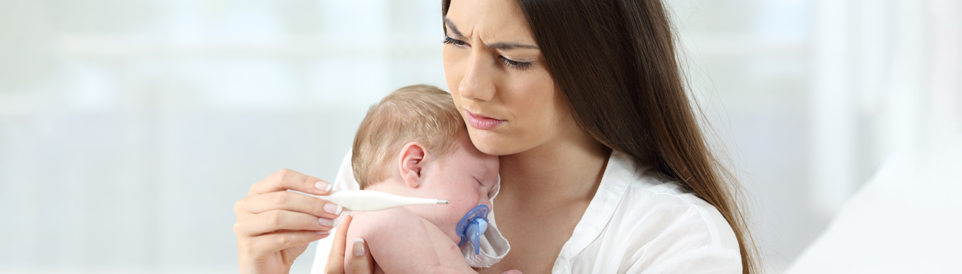 MAMÁ CARGANDO BEBÉ CON FIEBRE