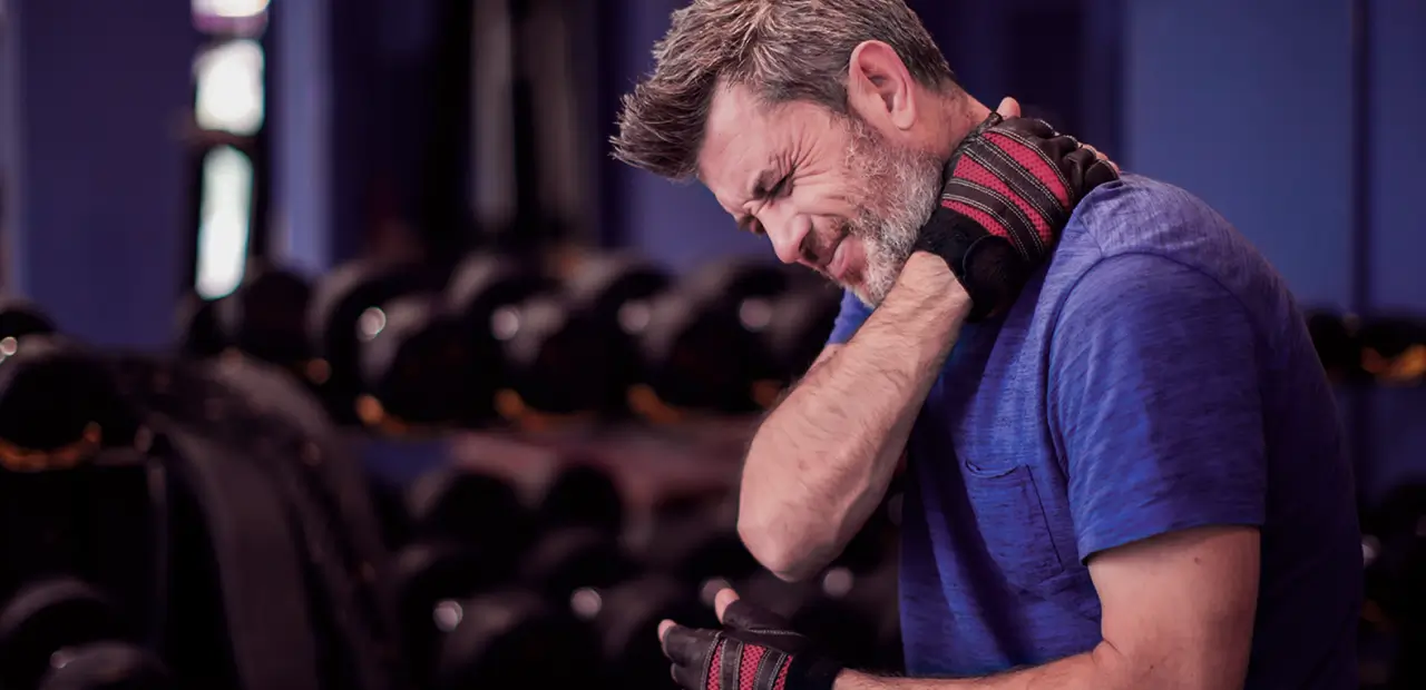 Hombre con dolores musculares mientras realiza ejercicio