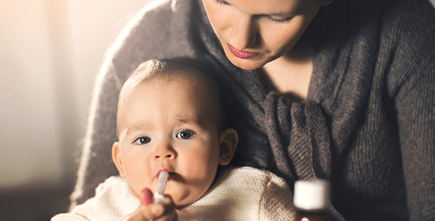 ¿Cómo darle medicamentos a los bebés?