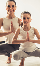 MAMÁ E HIJA HACIENDO YOGA