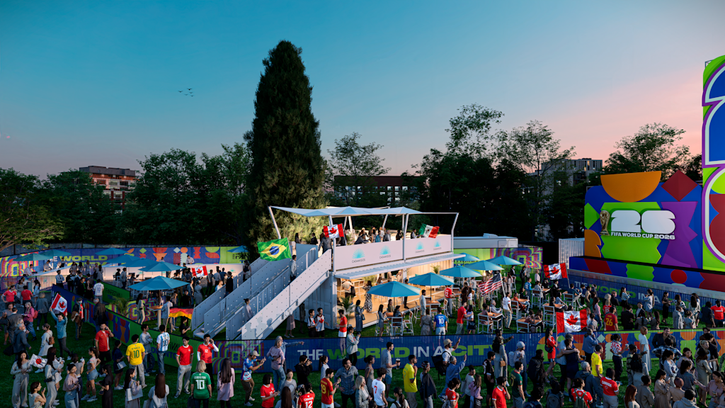 Une illustration montrant des gens qui se mêlent sur une terrasse extérieure, face à une grande scène et à un écran diffusant un match de soccer.