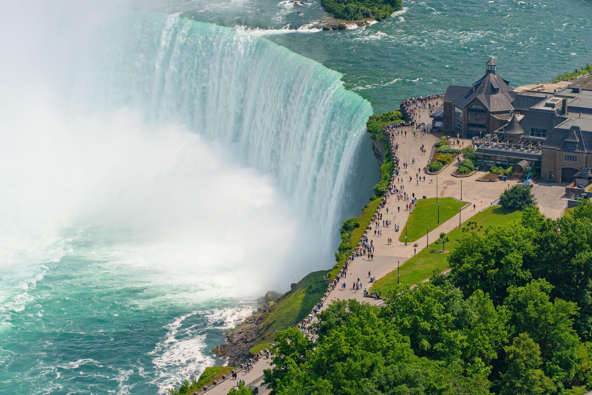 Les chutes du Niagara par une journée ensoleillée.