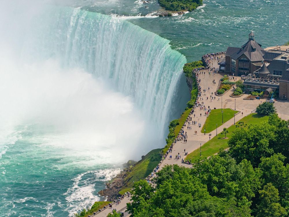 Les chutes du Niagara par une journée ensoleillée.