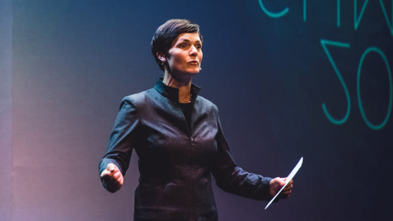 Dame Ellen MacArthur speaking at the Summit event