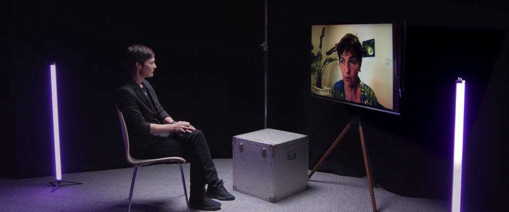 Ellen MacArthur speaking to guest 