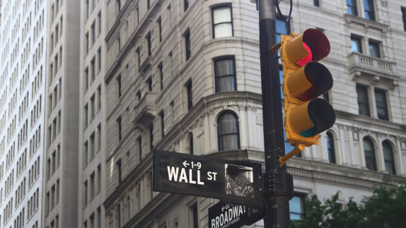 traffic lights with sign to Wall st