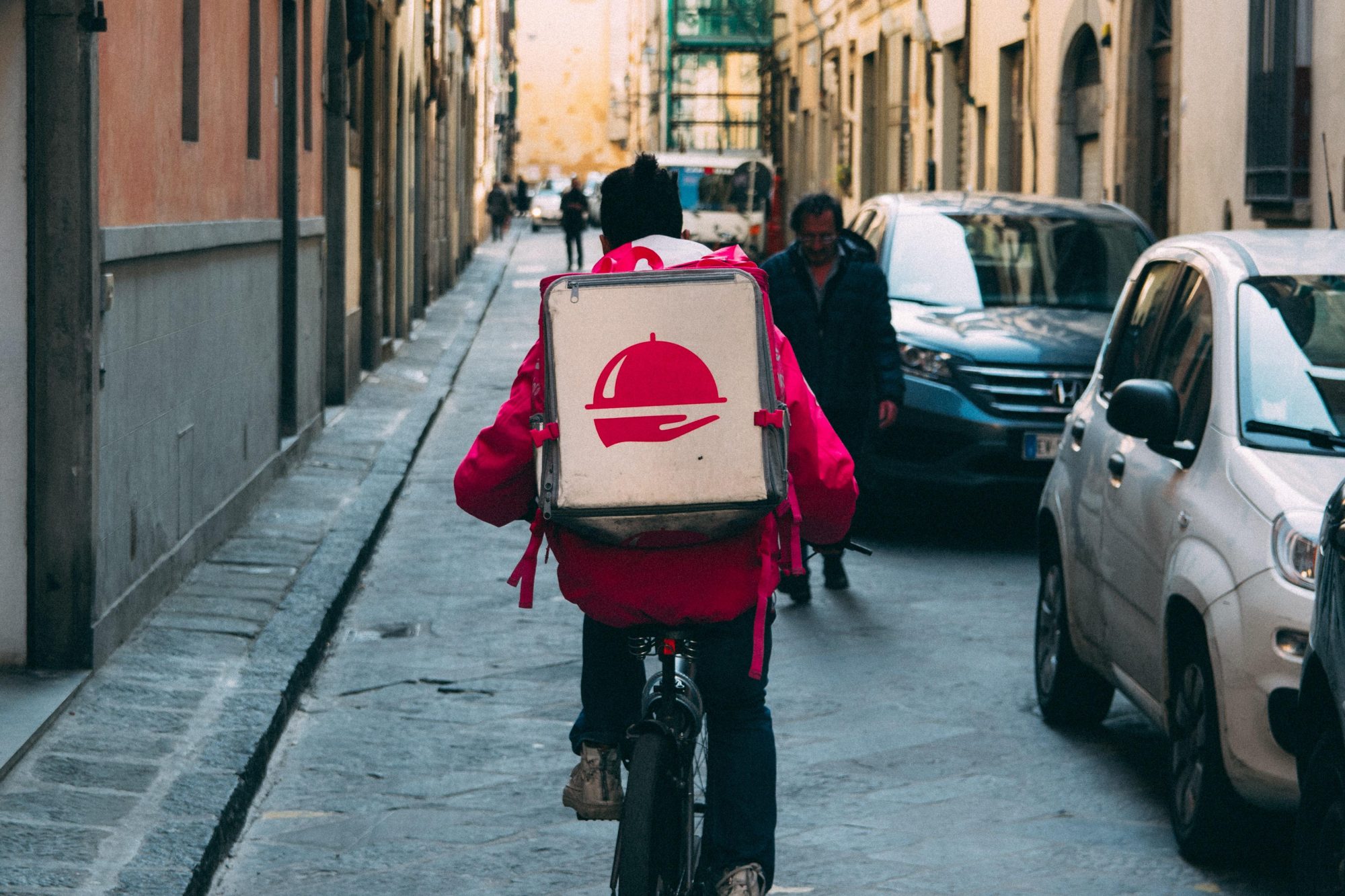 Food delivery is a fast-growing $200billion/yr sector
