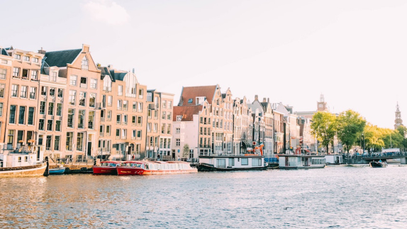 为阿姆斯特丹展示城市和河流的圆形例子列表图像